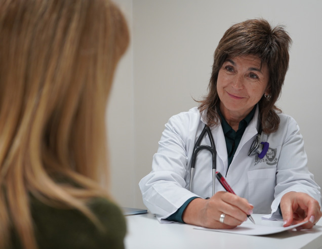 Médica cardióloga del IADT realizando una consulta médica y evaluación clínica junto a una paciente