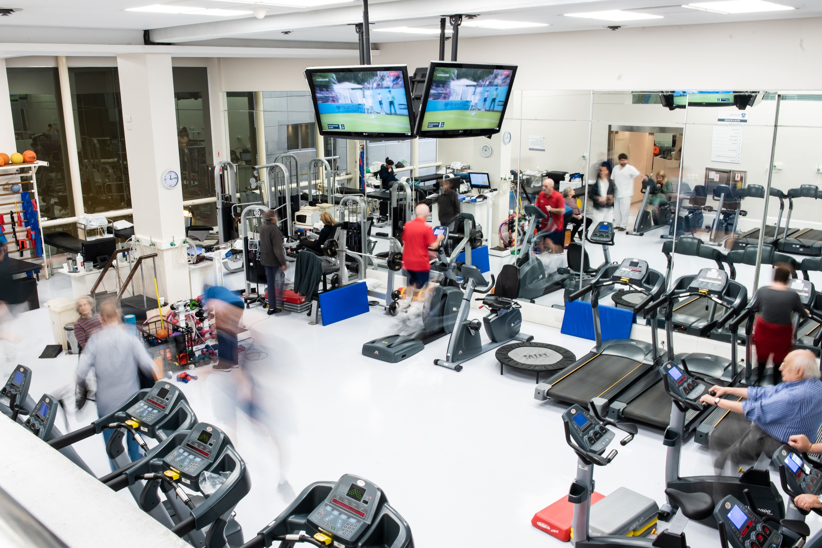 Área de terapia física y rehabilitación del IADT con equipamiento para entrenamiento y recuperación funcional