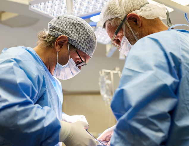 Equipo médico realizando una cirugía pediátrica en el centro quirúrgico del IADT