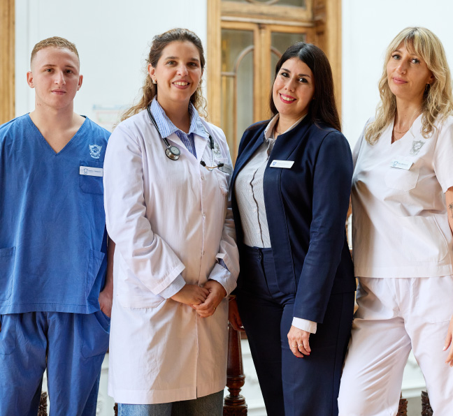 Profesionales de la salud del IADT posando en uno de los espacios institucionales del sanatorio