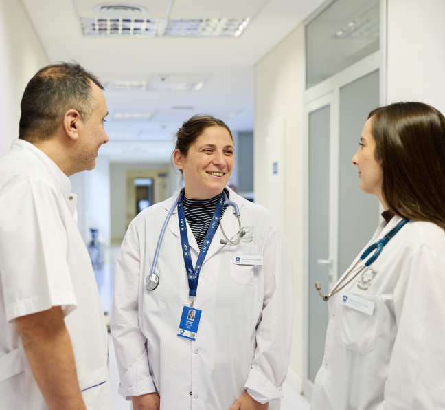 Profesionales de la salud conversando en un pasillo del IADT durante la jornada laboral