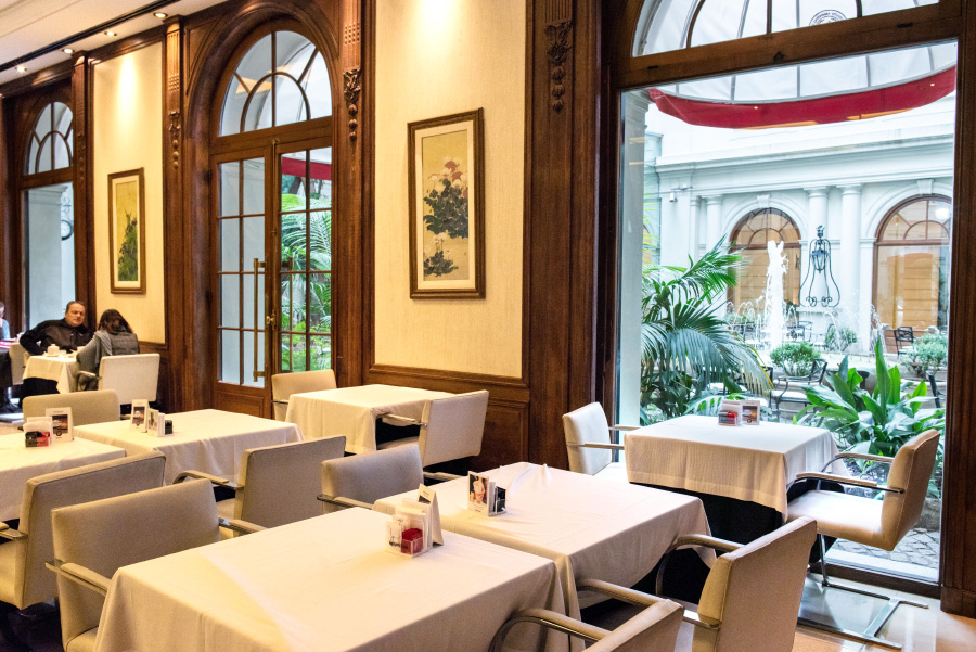 Área gastronómica del IADT con vista al patio central, espacios de encuentro y entorno arquitectónico histórico.
